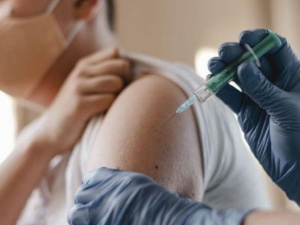 В Украине планируют вакцинировать от коронавируса подростков