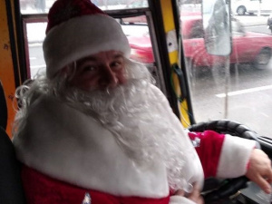 В Мариуполе Дед Мороз и Снегурочка сели за руль маршрутки (ФОТО)