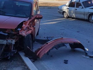 В Мариуполе столкнулись легковушки, пострадала пенсионерка