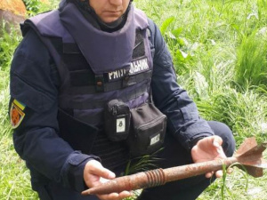Мариуполец во время прогулки обнаружил снаряд (ФОТО)