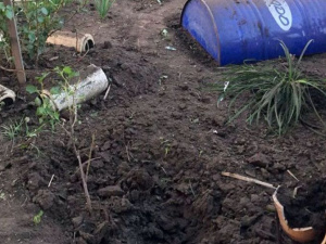 В Донецкой области женщина на огороде нашла смертельный пакет (ФОТО)
