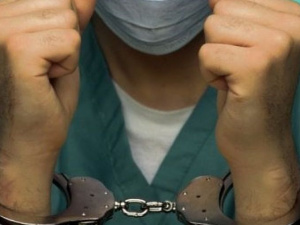 В Мариуполе направлены в суд дела о взятках судмедэкспетов и покупке портом очень дорого металлолома  