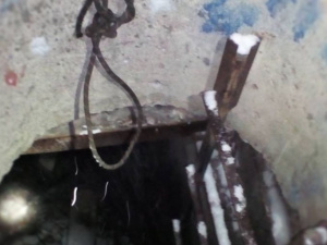 В Мариуполе ребенок на санках упал в люк водохранилища (ФОТО)