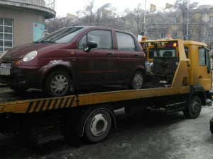 Мариупольцы расстались со своими автомобилями из-за неправильной парковки (ФОТО)