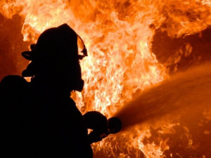Пожар в многоэтажном доме в Мариуполе: люди выпрыгивали из окон (ВИДЕО)