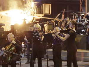 Камерный оркестр и рок-группа на заводе в Мариуполе в честь безвиза исполнили хит 80-х (ВИДЕО)