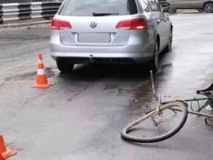 В  центре Мариуполя велосипедиста сбил автомобиль