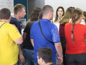 В Центре админуслуг Мариуполя отменили выдачу пропусков переселенцам (ФОТО)