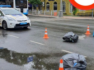 В центре Мариуполя на пешеходном переходе сбили женщину
