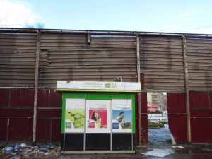 В центре Мариуполя бывшее отделение «ПриватБанка» лишилось крыши (ФОТОФАКТ)