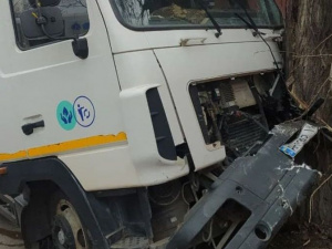 В Мариуполе водитель МАЗ потерял сознание и на встречной полосе наехал на легковушки
