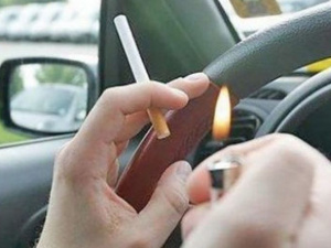 За рулем с сигаретой и мобилой: В Мариуполе водитель маршрутки стал героем соцсетей (ВИДЕО)