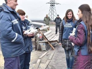 Школьники с линии разграничения запустили интернет-акцию в поддержку полиции (ФОТО)