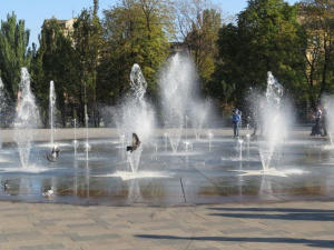 В Мариуполе одевают в «шубу» управление «танцующим» фонтаном (ФОТОФАКТ)