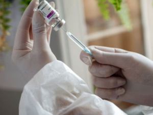 В Украине ввели бустерную дозу COVID-вакцины для людей возрастом 60+