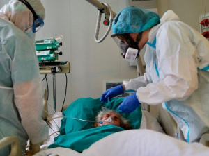 В Мариуполе с COVID-19 госпитализировали вдвое больше, чем выписали с выздоровлением