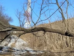 В мариупольском парке на пути к пирсу появилось опасное препятствие