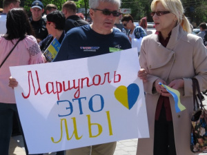 Сотни мариупольцев в вышиванках выступили за политическую стабильность в городе (ФОТО)