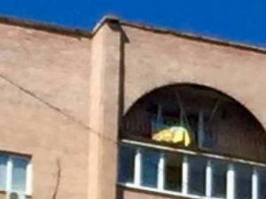 Соцсети взорвало: На доме Моторолы в Донецке вывесили украинский флаг (ФОТО)