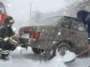Спасатели вызволили из снежных заносов в Донецкой области автобус и 77 машин за сутки