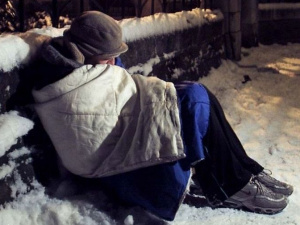 Пожилой мужчина замерзал на улице в Мариуполе
