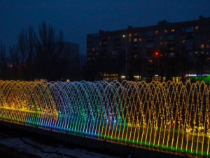 Мариупольцам показали, как выглядит арочный фонтан ночью (ФОТО+ВИДЕО)