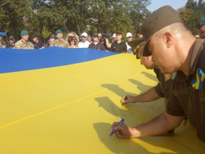 В центре Мариуполя военные пронесли шестиметровый флаг Украины (ФОТО+ВИДЕО)