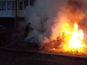 Ночной поджог в Мариуполе: Вандалы уничтожили евроконтейнер и повредили огнем автомобиль  