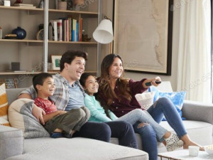 Чем заняться дома в летний зной: просмотр телевизора и другие развлечения