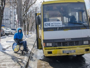 Мариупольский паралимпиец проверил доступность городского транспорта (ФОТО)