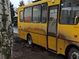 На Донетчине спасатели вытащили из грязи школьный автобус