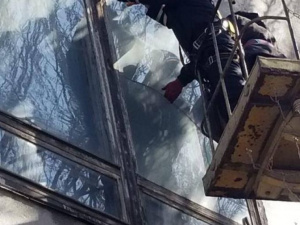Водолазы спасали мариупольцев от падения на них стекол и бетонных элементов (ФОТО)  
