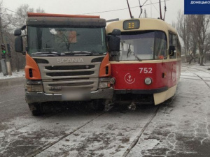 В Мариуполе грузовик подрезал трамвай