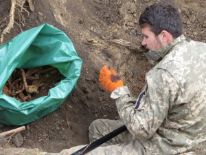 В Мариуполе сегодня перезахоронят останки советского воина, обнаруженные в Театральном сквере