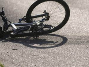В Мариуполе госпитализирована женщина после удара велосипедом