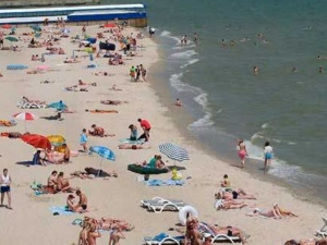 На пляже Мариуполя падение с пирса закончилось госпитализацией