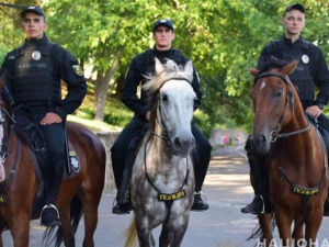 Конные, пешие, вело- и мотопатрули: в Мариуполе и курортных поселках заработает туристическая полиция