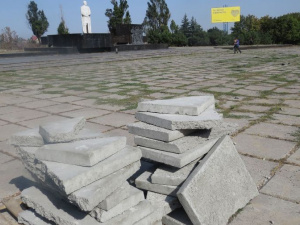 Площадь Свободы переживает повторное благоустройство перед реконструкцией в Мариуполе (ФОТОФАКТ)