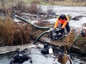 В Мариуполе спасатели устраняют последствия непогоды (ФОТО)