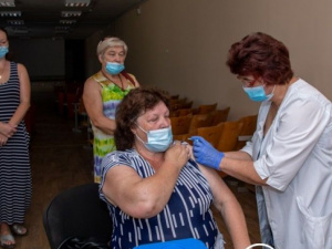 В Мариуполе вакцинируют учителей. Сколько педагогов нужно привить от COVID-19 для работы школ офлайн?