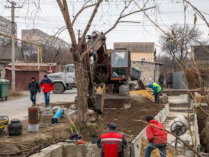 В Мариуполе ливневку укрепляют бетонными плитами