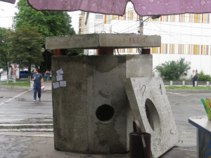 В центре Мариуполя появился объект, похожий на военный ДОТ 