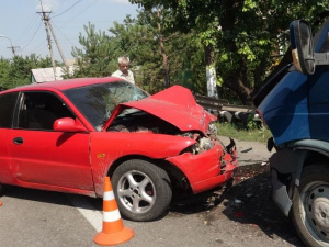 В Мариуполе автомобили не поделили дорогу: один из водителей в больнице (ФОТО)