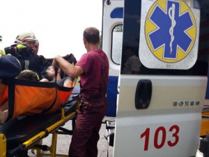 На трассе Запорожье-Мариуполь грузовик слетел в кювет: водителя госпитализировали