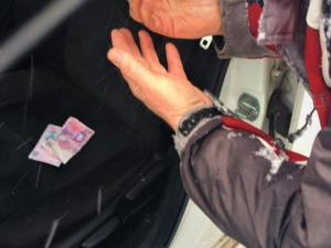 В Мариуполе нетрезвый водитель «осыпал» деньгами патрульный автомобиль