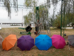 В Мариуполе начата сборка праздничной, новой городской достопримечательности «Umbrella» (ФОТО)