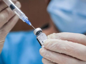 Украинцев без прививки от коронавируса предлагают отстранять от работы