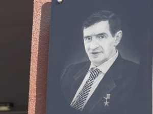 У школы мариупольской Сартаны появилась мемориальная доска Владимиру Бойко (ФОТО)