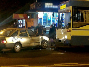 В центре Мариуполя легковушка врезалась в троллейбус (ФОТО)
