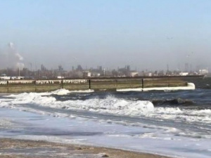 В Мариуполе замерзло Азовское море. Штормовой ветер обрывает провода и деревья (ФОТО+ВИДЕО)